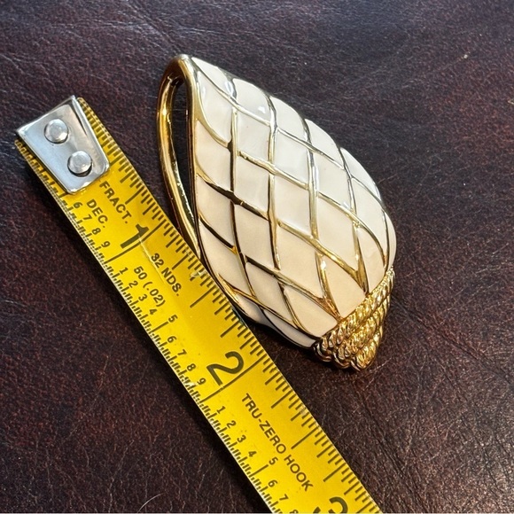 Trifari Cream and Gold Sea Shell Pin
Brooch circa 1980s - Picture 6 of 7